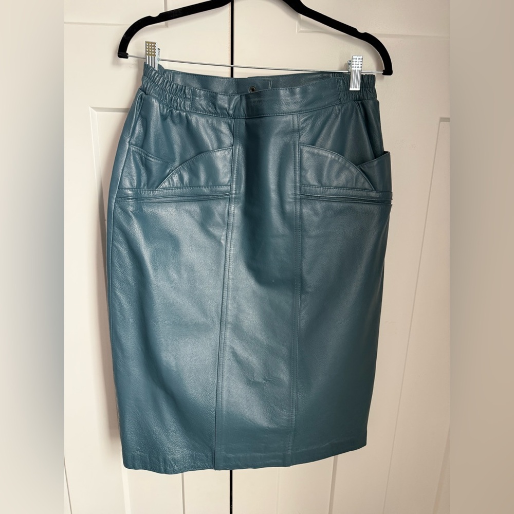 Vintage Excell Elegant Teal 100% Leather Skirt with pockets and elastic waist.10